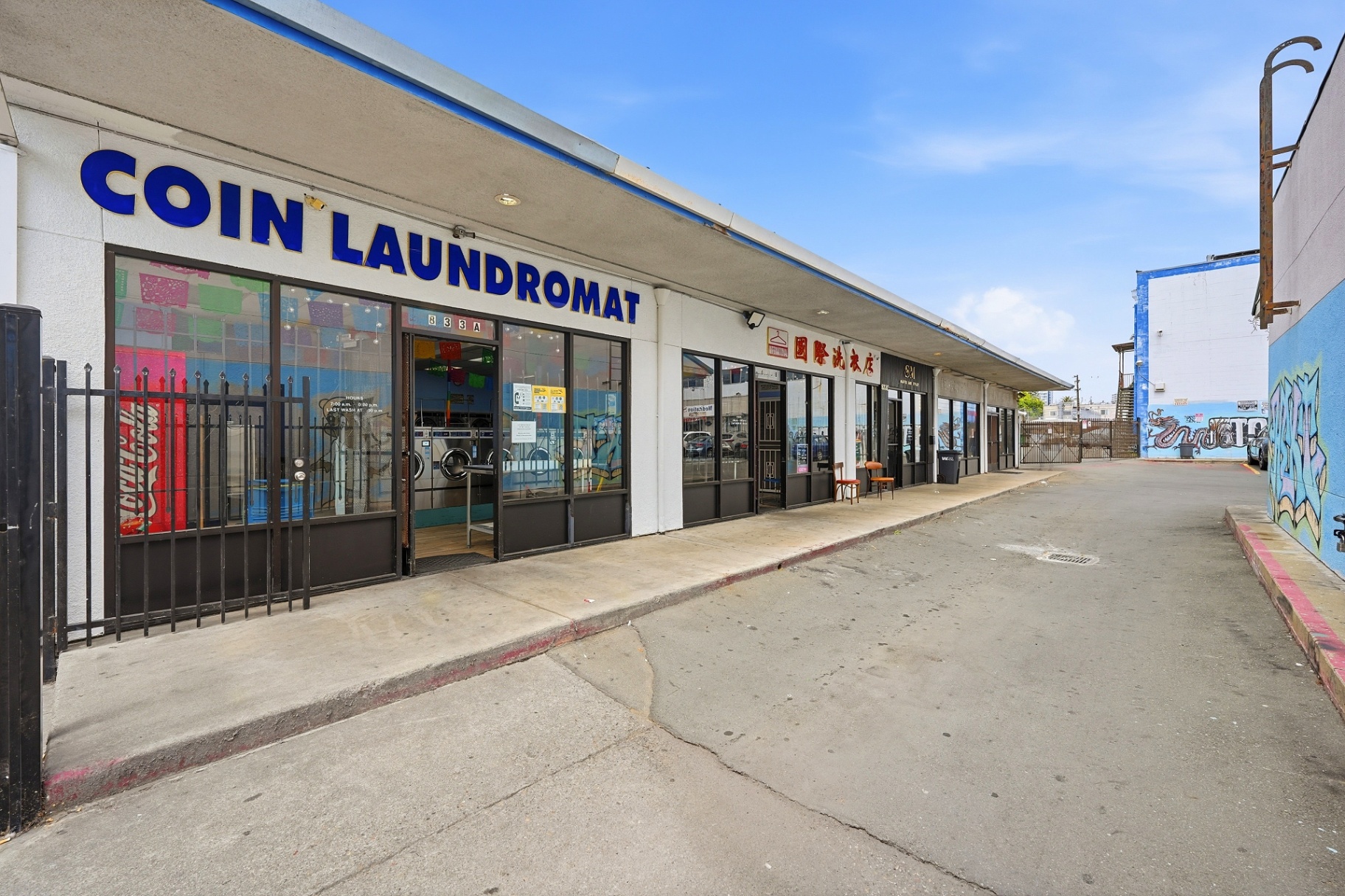 Walk-up retail bays